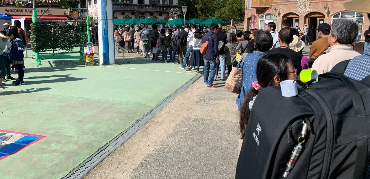 行列の先がパエリア1000人鍋です。いつ、ありつけるんだろう…