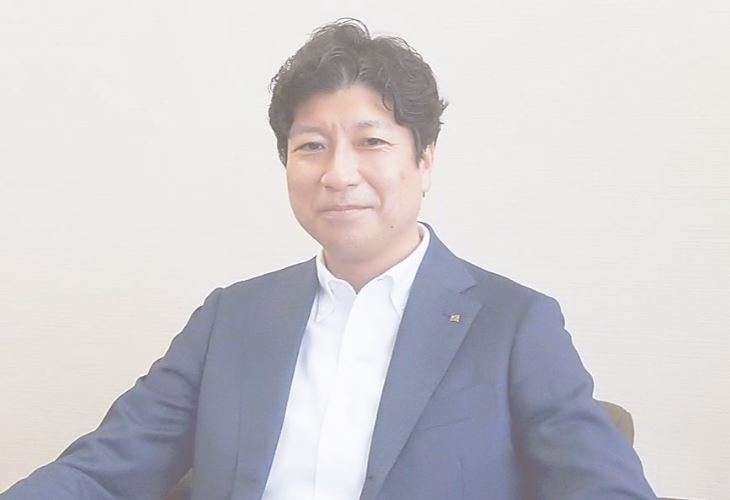 春日社長　画像出典：電波新聞デジタルより